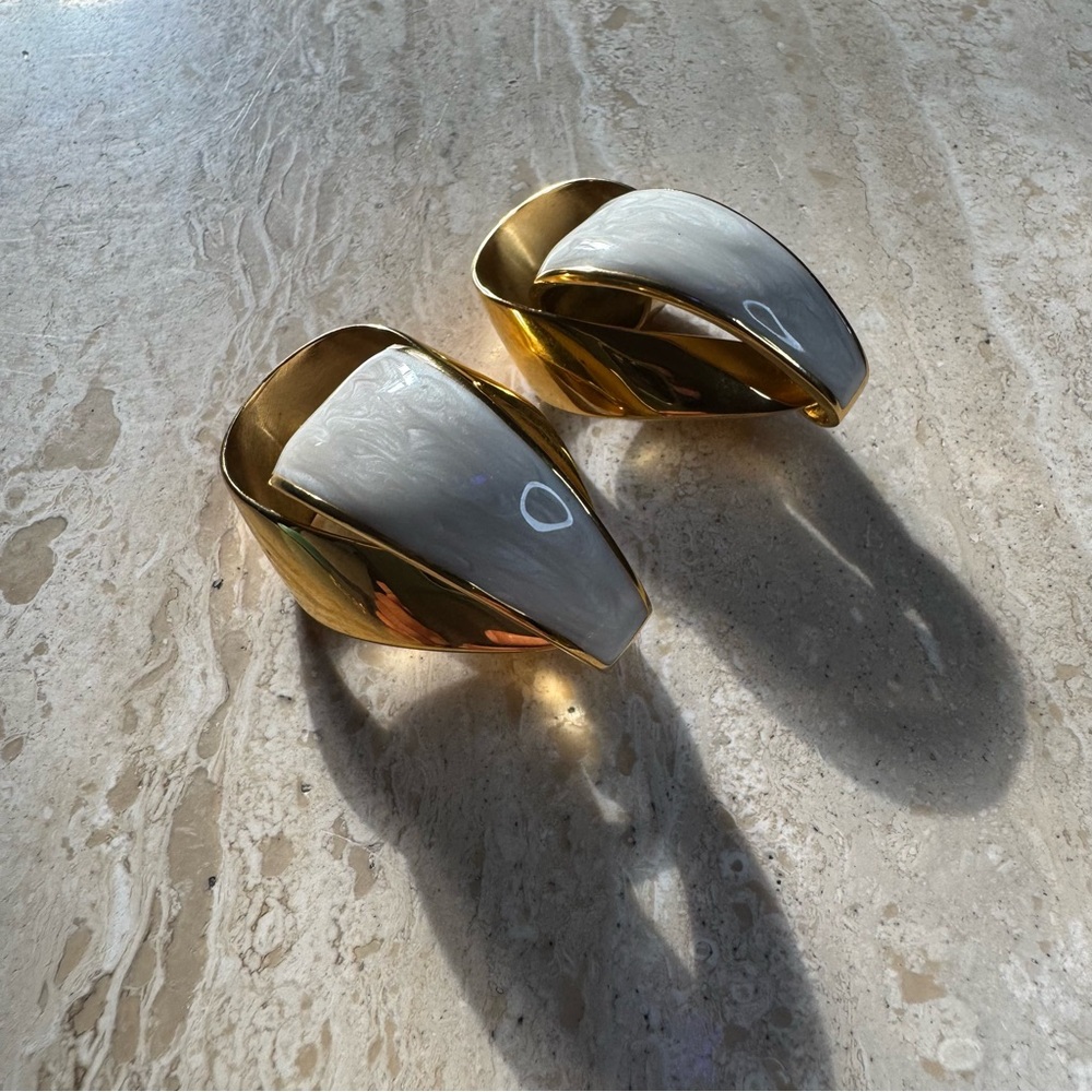 Étalon Gold Tone and Pearlescent Resin Earrings